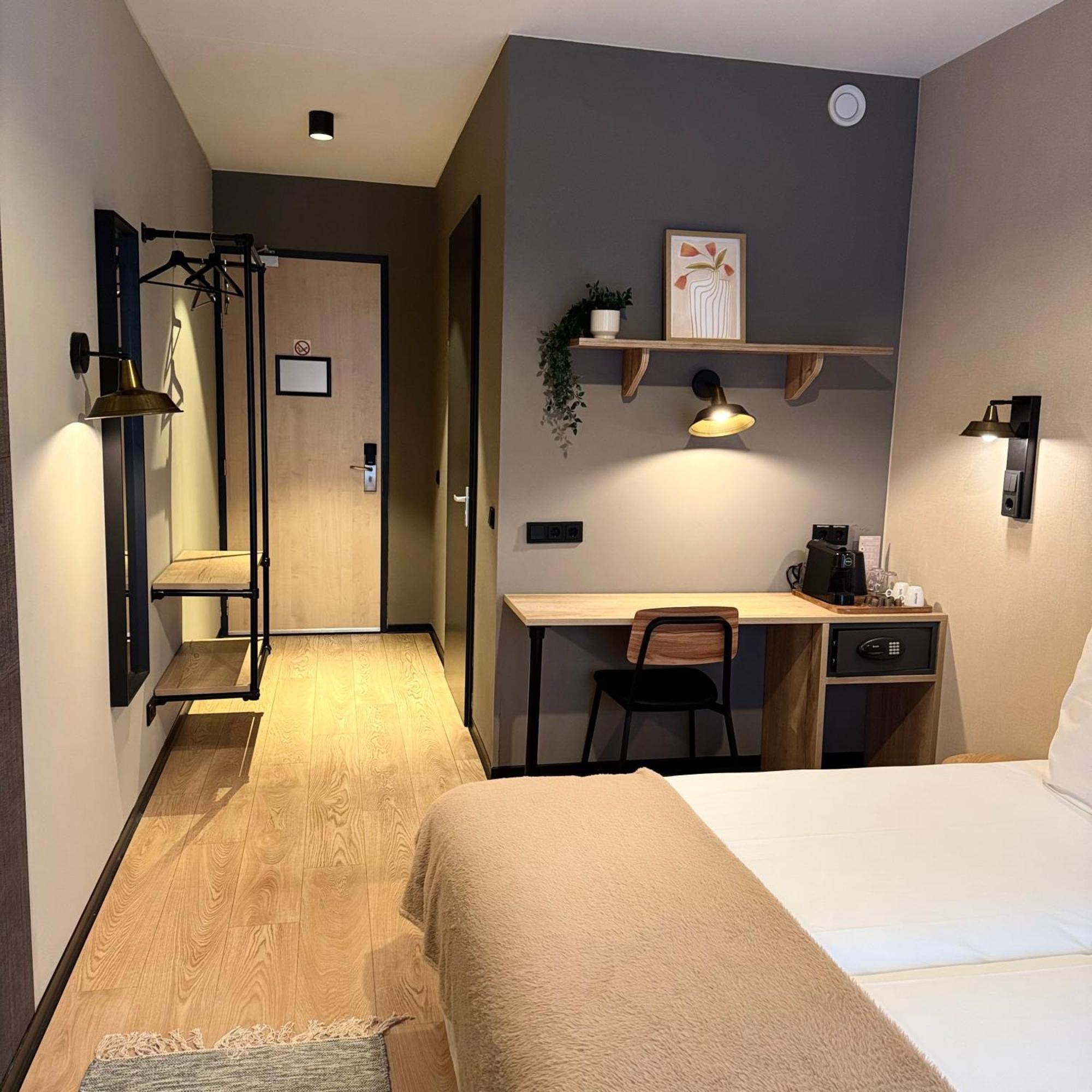 Hotel Emilia Кацхеувел Екстериор снимка