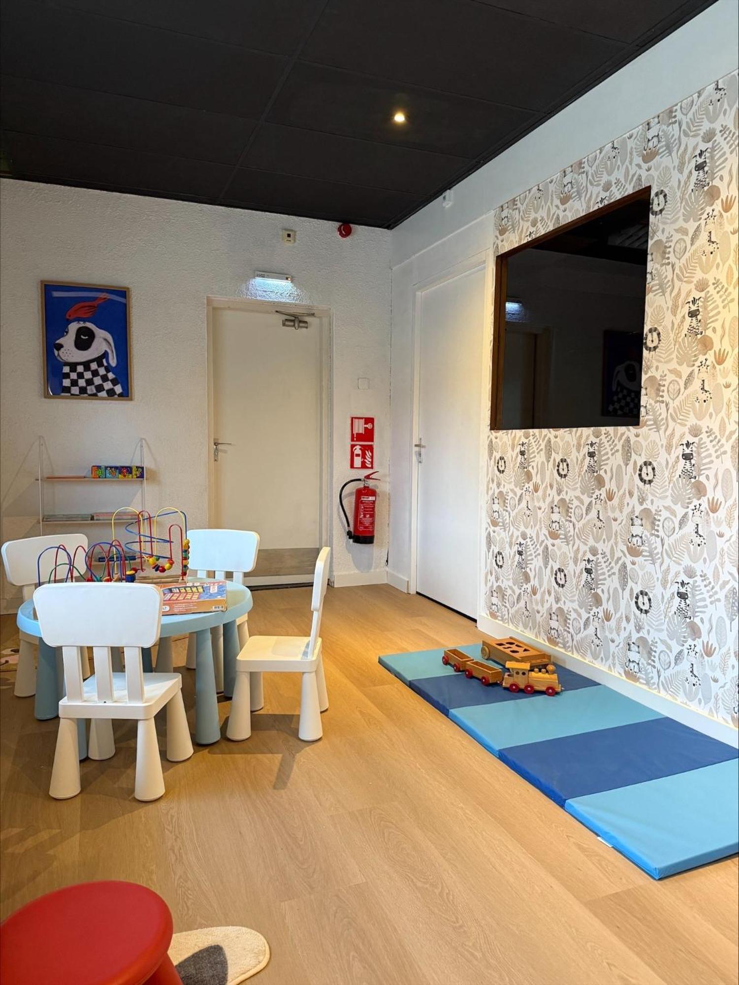 Hotel Emilia Кацхеувел Екстериор снимка