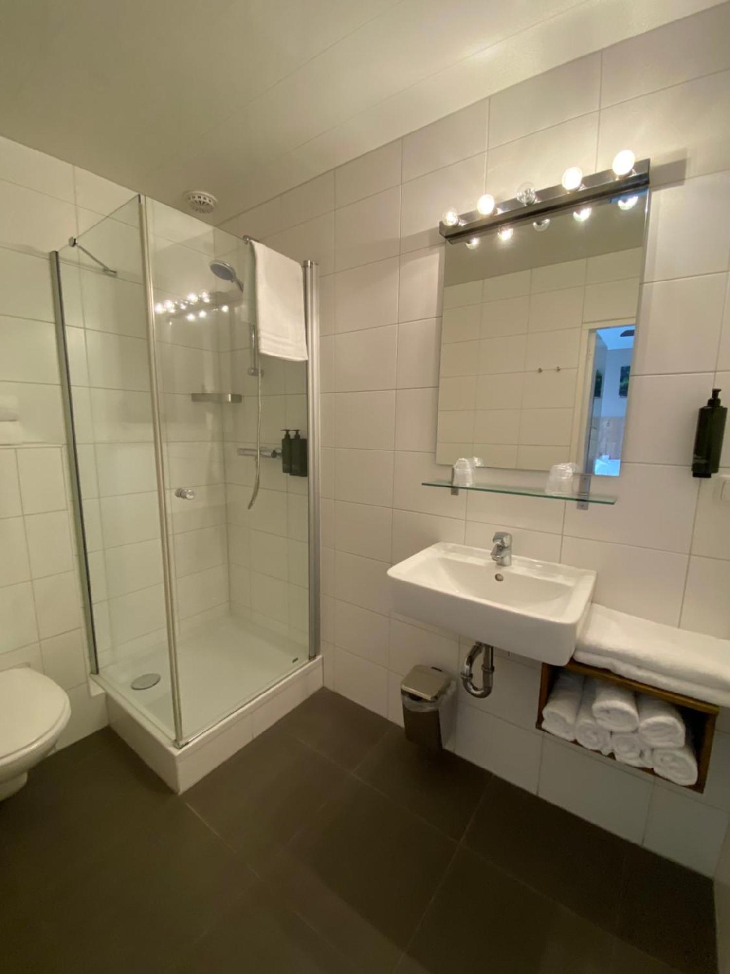 Hotel Emilia Кацхеувел Екстериор снимка