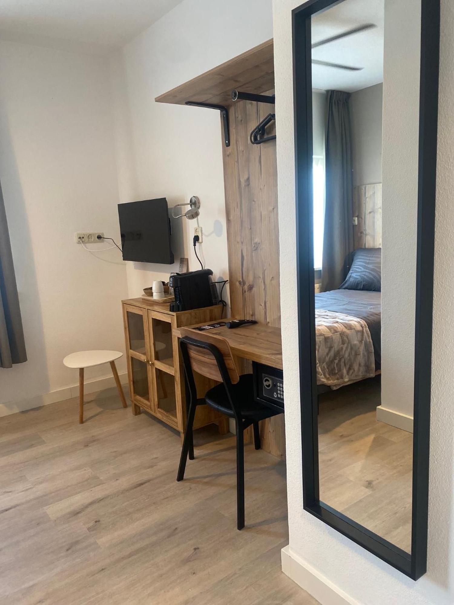 Hotel Emilia Кацхеувел Екстериор снимка